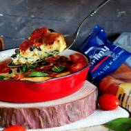 Omlet z kiełbasą, pomidorami i oliwkami