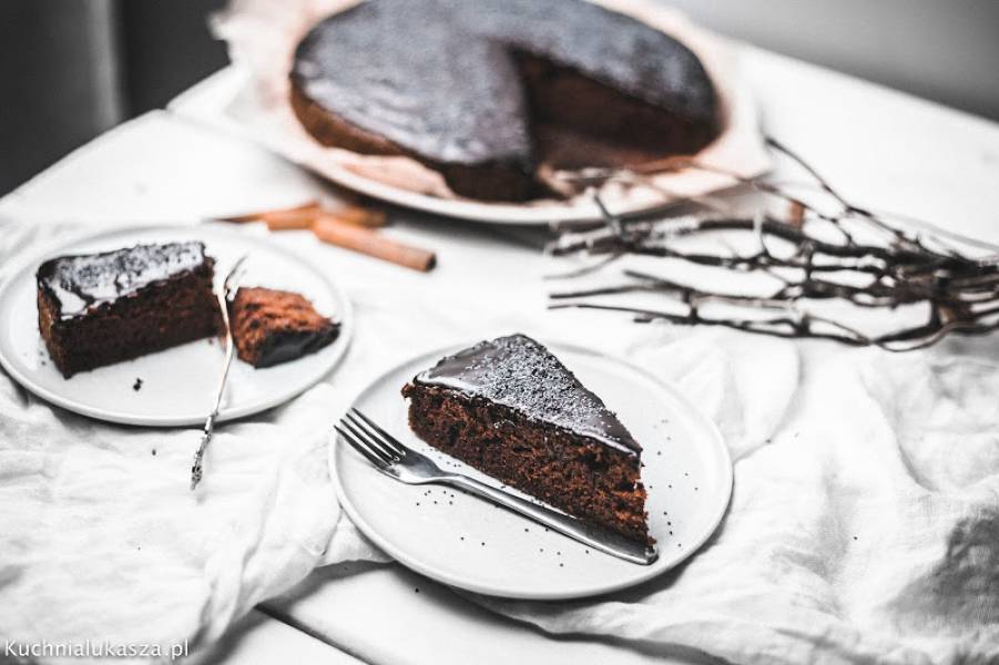 Wilgotne ciasto korzenno-czekoladowe z makiem