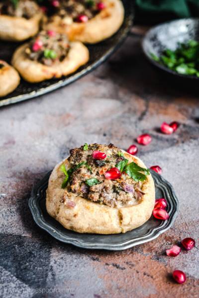 Sfeeha – arabskie bułeczki z mięsem i granatem
