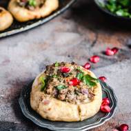 Sfeeha – arabskie bułeczki z mięsem i granatem