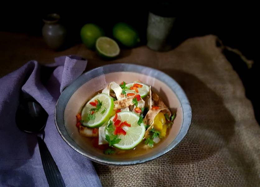 Meksykańska zupa z kurczakiem, limonką i tostowaną tortillą – Sope de lima