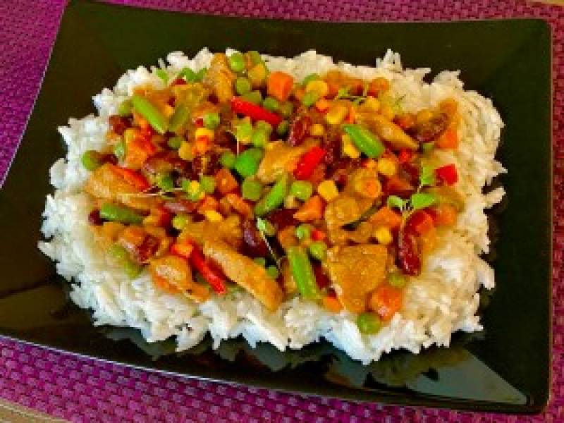 Pikantny kurczak z ryżem i warzywami