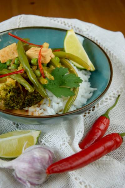 Czerwone curry z tofu i zielonymi warzywami