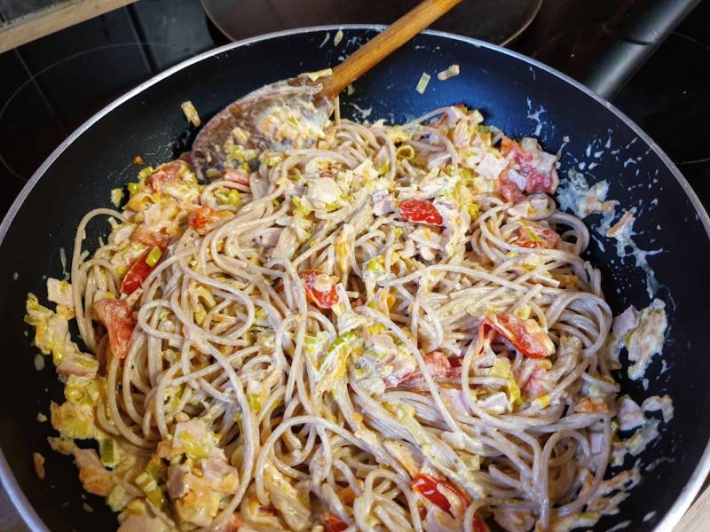 Spaghetti z porem, marchewką i szynką