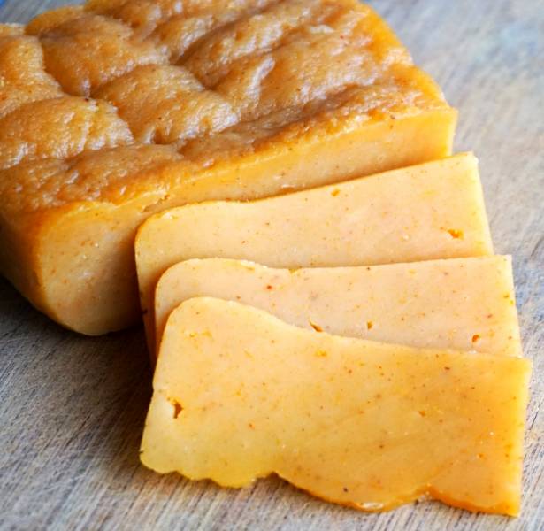 Karmelowy żółty ser z papryką