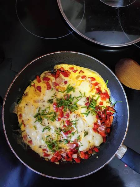 Omlet z papryką, cebulką, serem i szynką
