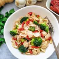 Makaron orecchiette z brokułami, suszonymi pomidorami i tuńczykiem (Orecchiette con broccoli, pomodori secchi e tonno)