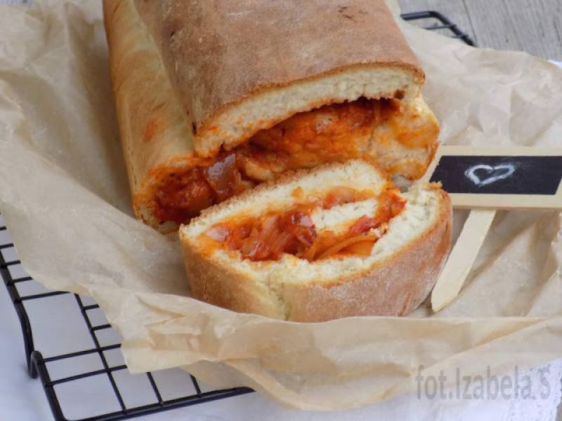 Zakręcony chlebek z pomidorowo-cebulowym nadzieniem i mozzarellą