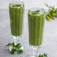 Energetyczny zielony koktajl z herbatą matcha