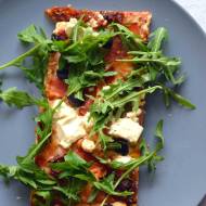 Lekka pizza z indykiem, rukolą i oliwkami  na ziołowym spodzie z mąki pełnoziarnistej