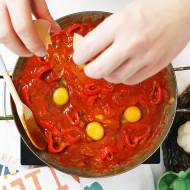 Jak zrobić szakszukę? Przepis na słynne jajka w pomidorach. WIDEO