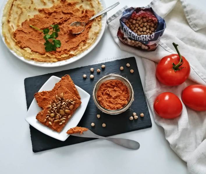 Wegańska pasta z ciecierzycy i suszonych pomidorów – przepis