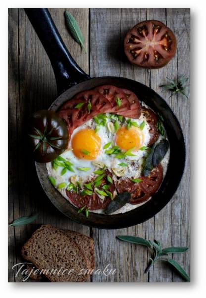 Jaja sadzone na pomidorach z szałwią i czosnkiem – szybkie i smaczne śniadanie na ciepło