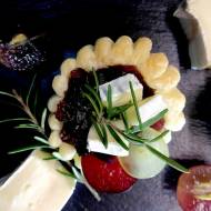 Francuskie przekąski z konfiturą z pijanej czerwonej cebuli i serem brie
