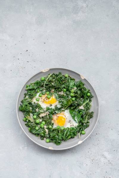 Zielone warzywa z jajem sadzonym tzw. zielona shakshuka