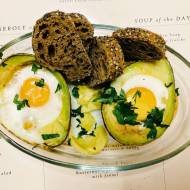 Śniadanie: Jajka pieczone w awokado