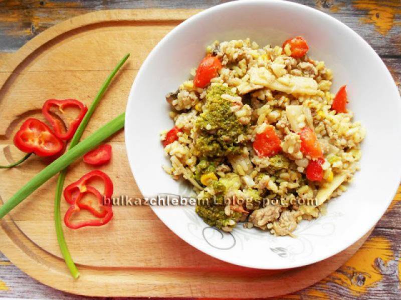 Ryż curry z wieprzowiną, warzywami i pędami bambusa