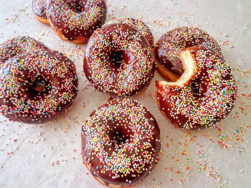 Donuts - amerykańskie pączki z czekoladowym lukrem