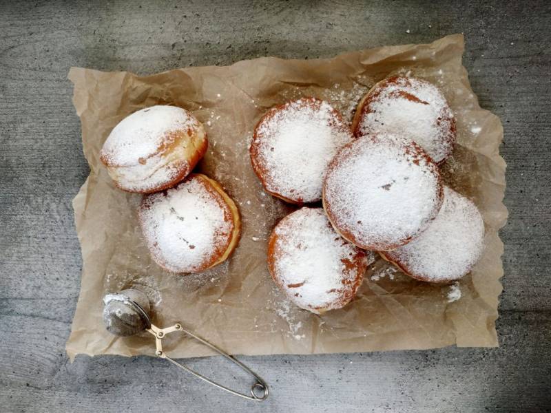 Tradycyjne pączki z marmoladą