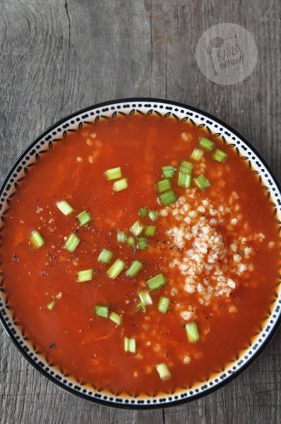 Zupa pomidorowa z kaszą i szczypiorkiem