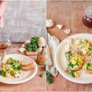 Jajecznica z porem, pieczarkami i jarmużem / Scrambled eggs with leek, mushrooms and kale