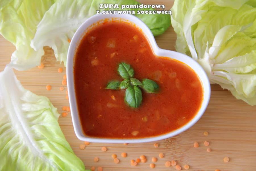 Lekka zupa pomidorowa z czerwoną soczewicą