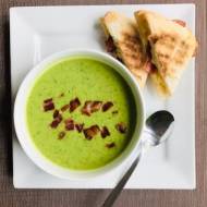 Zupa z zielonego groszku i mięty  z zapiekaną bułką