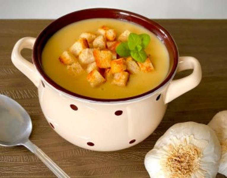 Zupa czosnkowa – pyszny sposób na wzmocnienie organizmu.