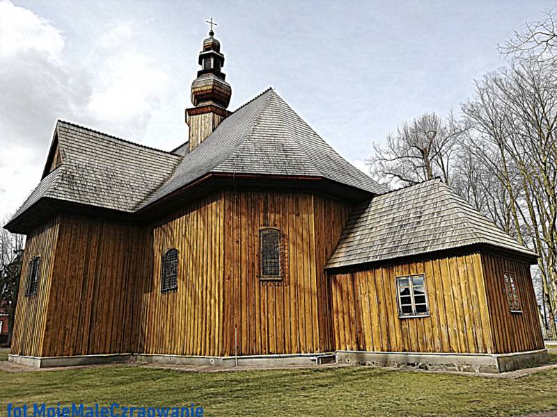 Drewniany kościół św. Wojciecha z XVIII wieku - Park Gminny w Dobroniu