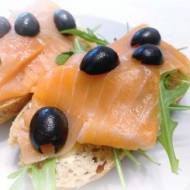 Zdrowe kanapki z łososiem i oliwkami