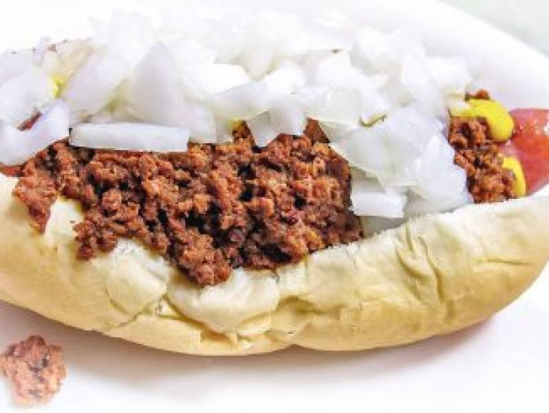 Hot-dog z mięsem mielonym i cebula
