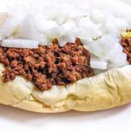 Hot-dog z mięsem mielonym i cebula
