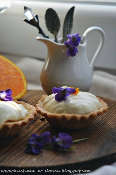Z ŁĄKI N TALERZ: Pomarańczowe babeczki z fiołkami i miodem