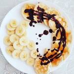 Proteinowe pancakes z polewą czekoladową i bananem