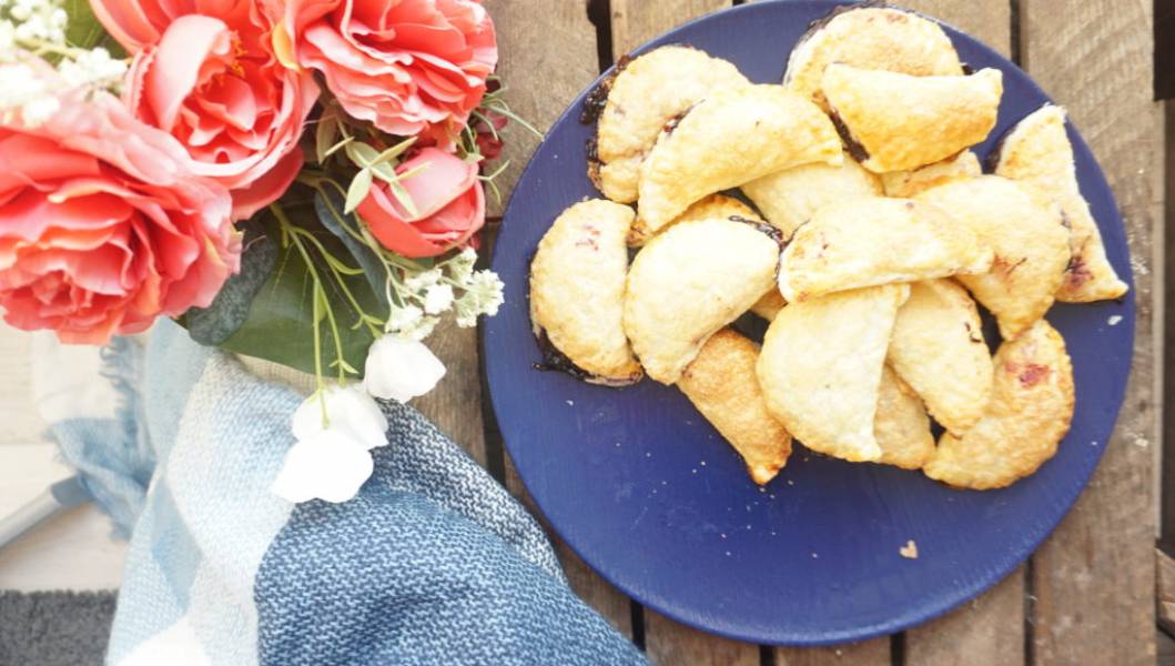 Pierożki z ciasta francuskiego z borówkami