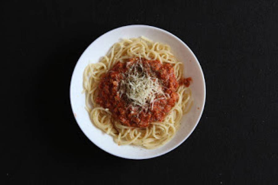 Wegetariańskie spaghetti z sosem pomidorowym