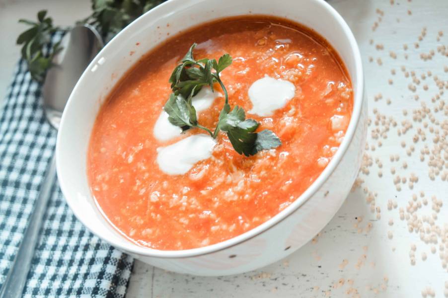 Dietetyczna warzywna zupa z kaszą jaglaną w 15 minut – nasz domowy hit