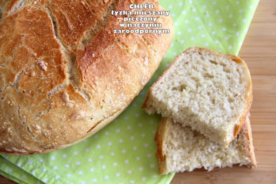 Chleb łyżką mieszany pieczony w naczyniu żaroodpornym