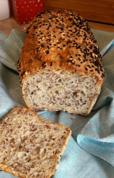 Chleb pszenno-żytni z ziarnami