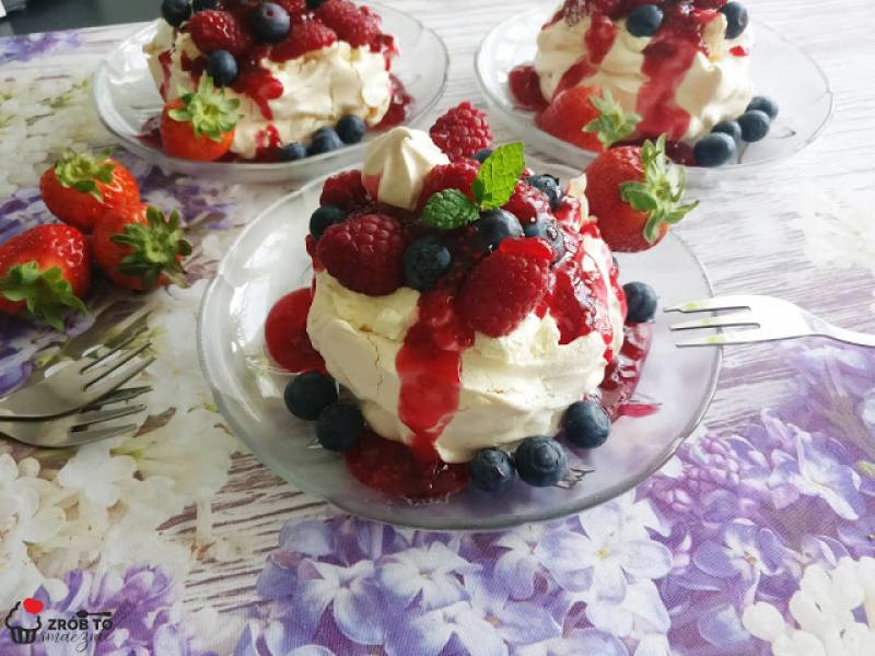 MINI BEZA PAVLOVA Z OWOCAMI