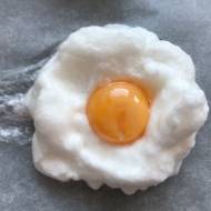 Śniadaniowe puszyste jajka zapiekane w chmurze