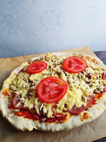 Pizza z szynką i pieczarkami (ciasto na pizzę)
