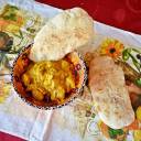 Kurczak curry z chlebkami naan