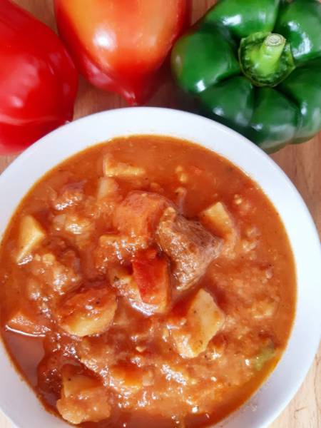 Dietetyczna zupa gulaszowa z dużą ilością warzyw.