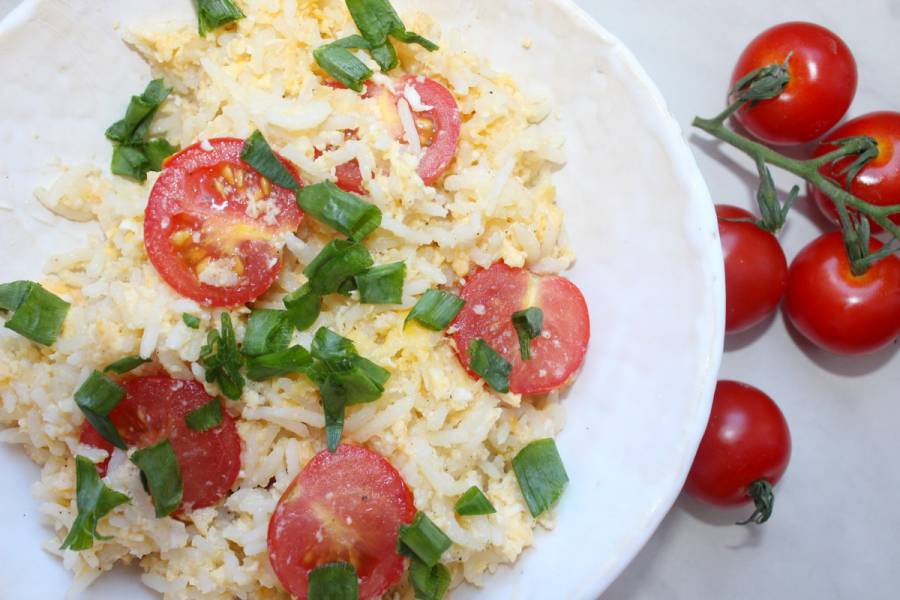 Ryż smażony z jajkiem i pomidorkami – ekspresowy przepis