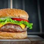 Klasyczne burgery z grilla – przepis