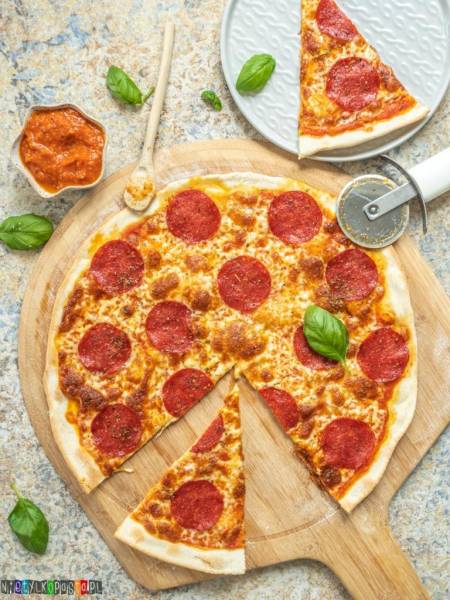 Włoska pizza na cienkim cieście