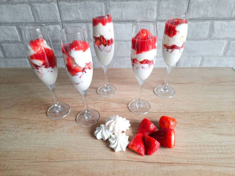 Eton mess aux fraises truskawkowy deser z bezą