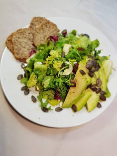 Sałata z jajkiem i awokado / Green salad with eggs and avocado