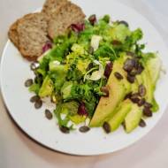 Sałata z jajkiem i awokado / Green salad with eggs and avocado